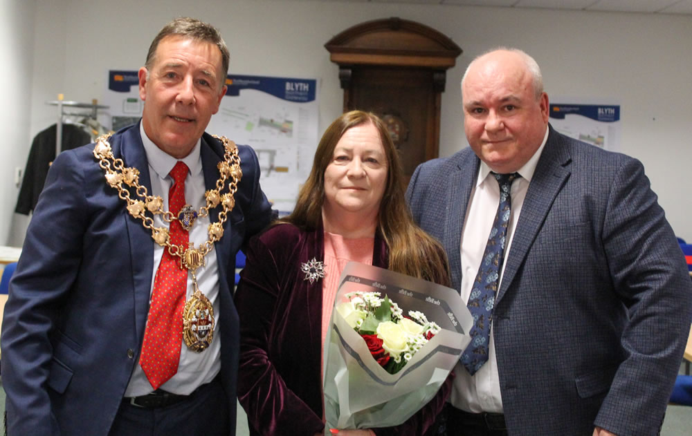 Photo of Mayor Warren Taylor with Margaret and Les Welsh awarded Freedom of Blyth